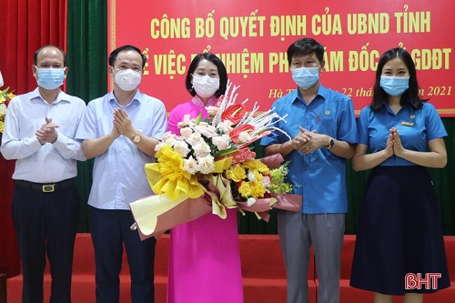 ... đại diện lãnh đạo Liên đoàn Lao động tỉnh, công đoàn ngành, chúc mừng tân Phó Giám đốc Nguyễn Thị Nhung Quyên.