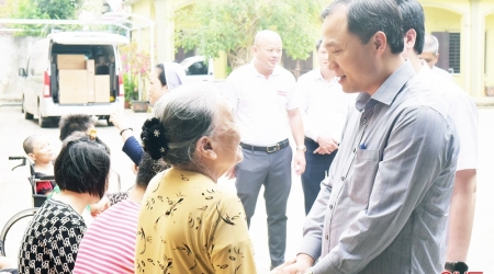 Bí thư Tỉnh ủy thăm, tặng quà cơ sở từ thiện và bệnh nhân nghèo ở Hương Khê
